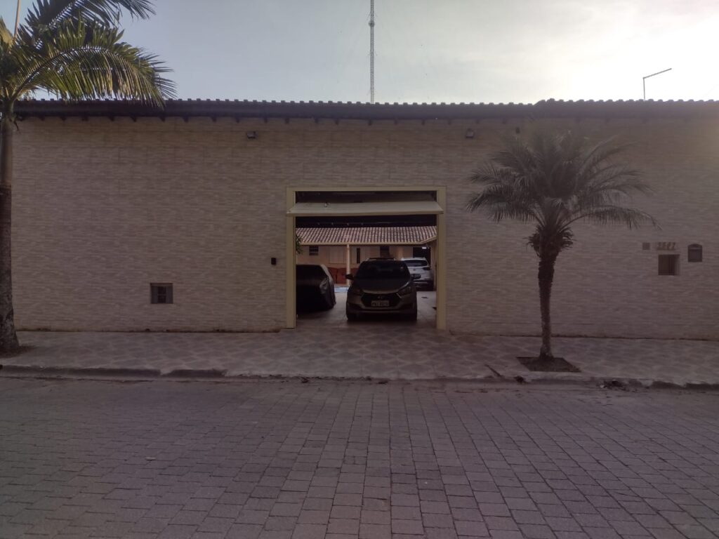 Casa com 300m² de área construída, mobiliada, 3 suítes, ar condicionado em todos os ambientes.